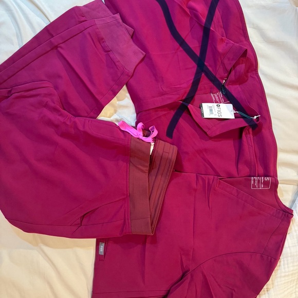 FIGS NWT Dark Magenta Scrub Set - Picture 3 of 5